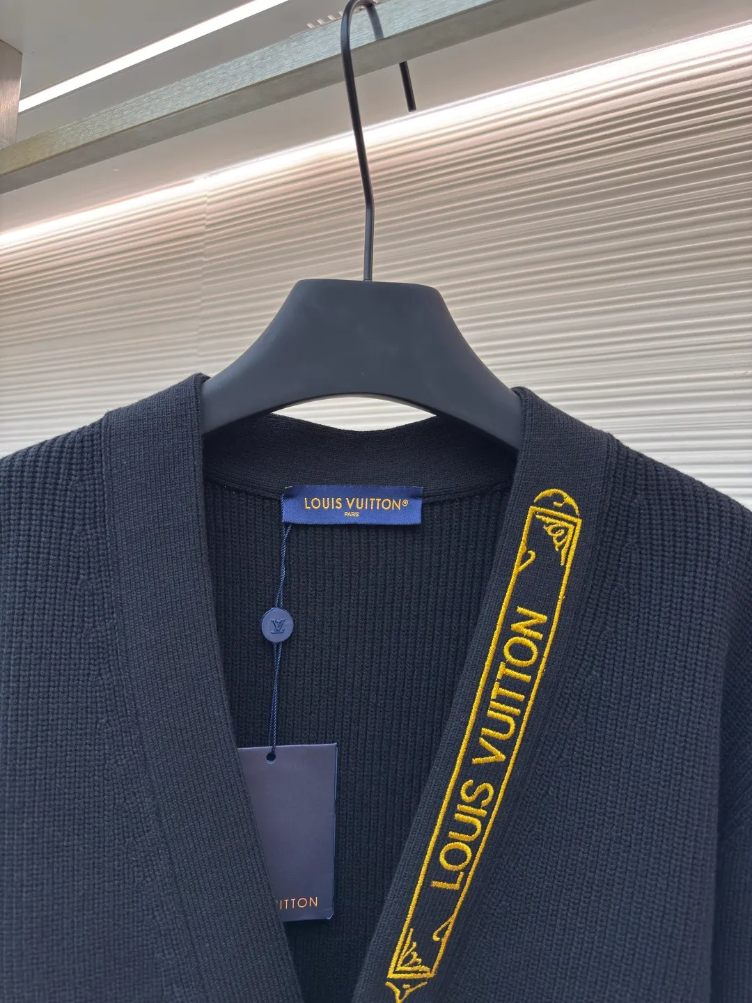 LOUIS VUITTON25SS gold barbed cardigan ●Authentic product: Purchased and developed for 17800 ●Item number: 1680497-B15 ●Fabric: Made of cotton and nylon blended core-filled yarn fabric ●Technology: knitting ●Version: Loose version ●Weight: about 905 grams ●Size: S-M-L-XL ●Description: This style is made of lightweight and breathable cotton blend rib knit, with Louis Vuitton logo and Monogram floral details embroidered on the left collar and flap pocket respectively. It can be used as an alternative to classics to create an elegant evening look and embark on a comfortable cruise. The overall wiring is straight and delicate, the fabric is comfortable and soft, and the color is consistent without color difference. It can be matched with the same style to create a fashionable look and control various occasions. Customized accessories, complete with three standards, same style for men and women!